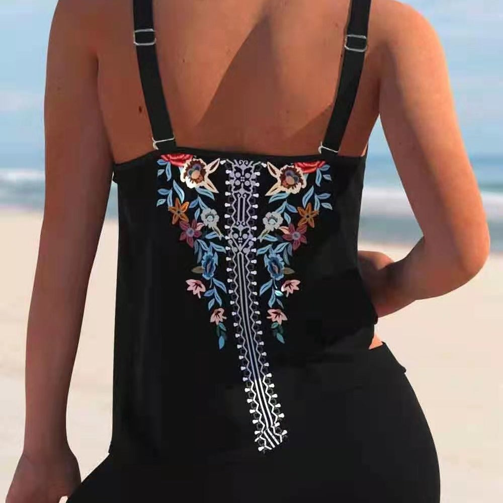 Dame Tankini med floralt broderi og moderne shorts Stilla