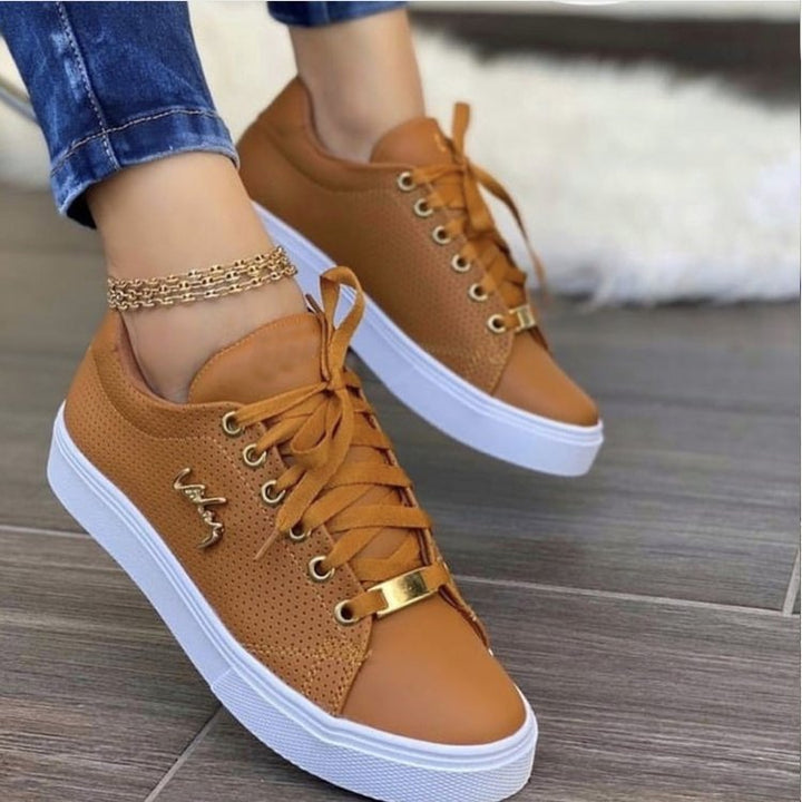 Dame mode sneakers med åndbart overmateriale og elegante metal accenter Stilla