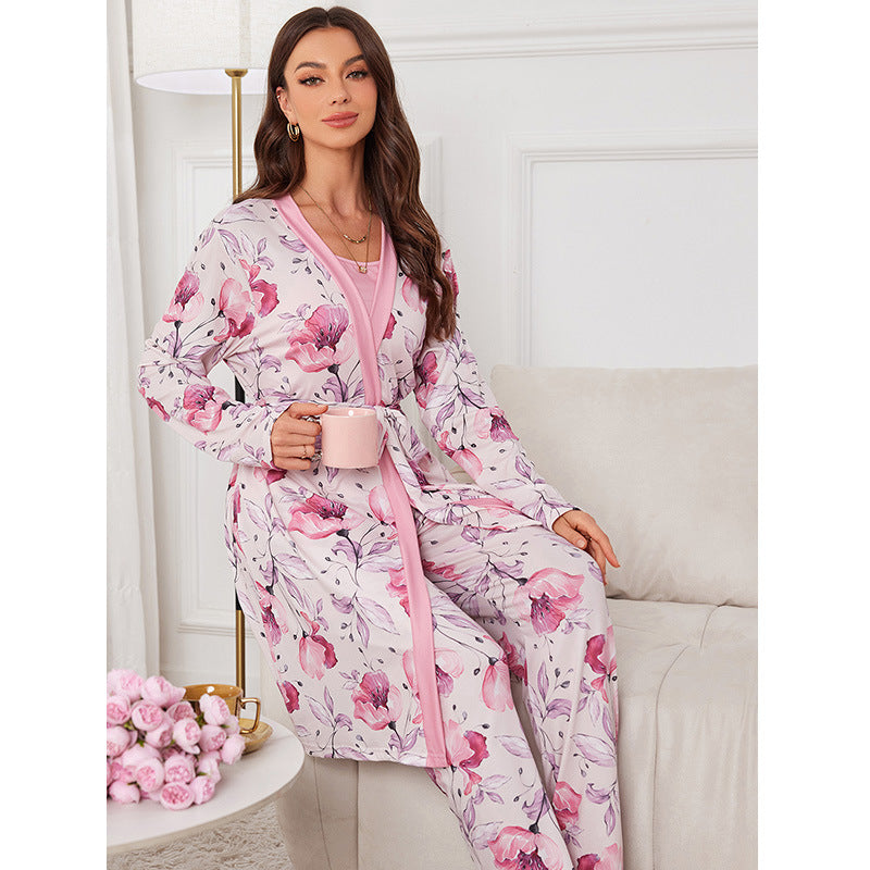 Dame pyjamasæt med floralt design og elegant badekåbe Stilla