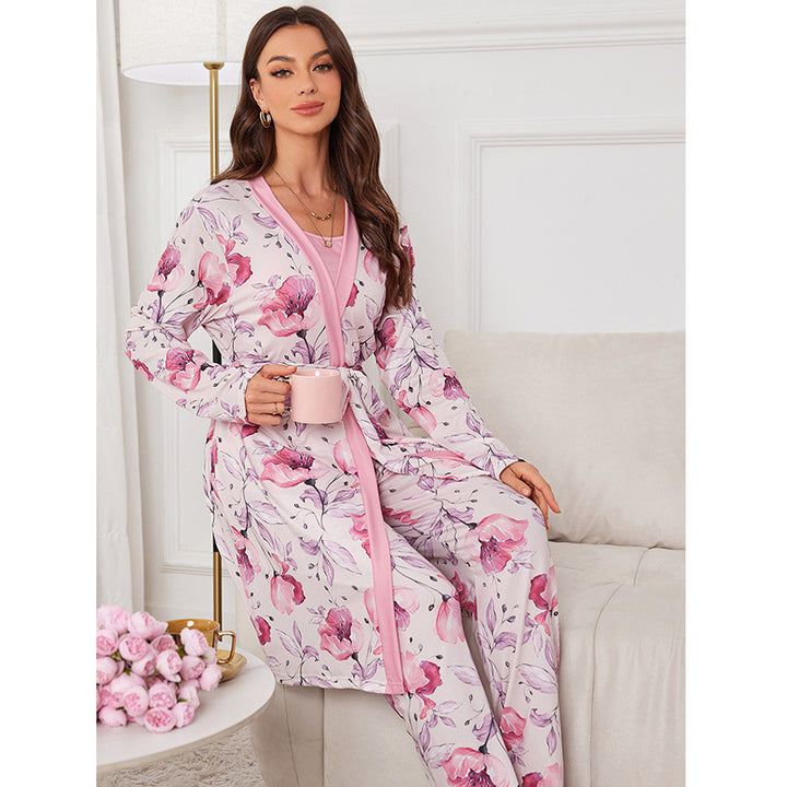 Dame pyjamasæt med floralt design og elegant badekåbe Stilla