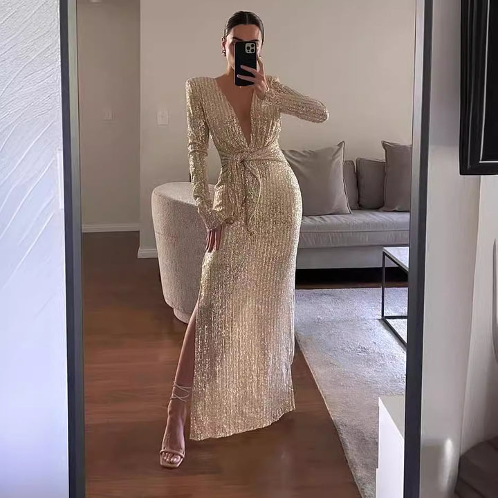 Kvinders glamourøse aftenkjole med dyb V-hals og elegant tog Skovae