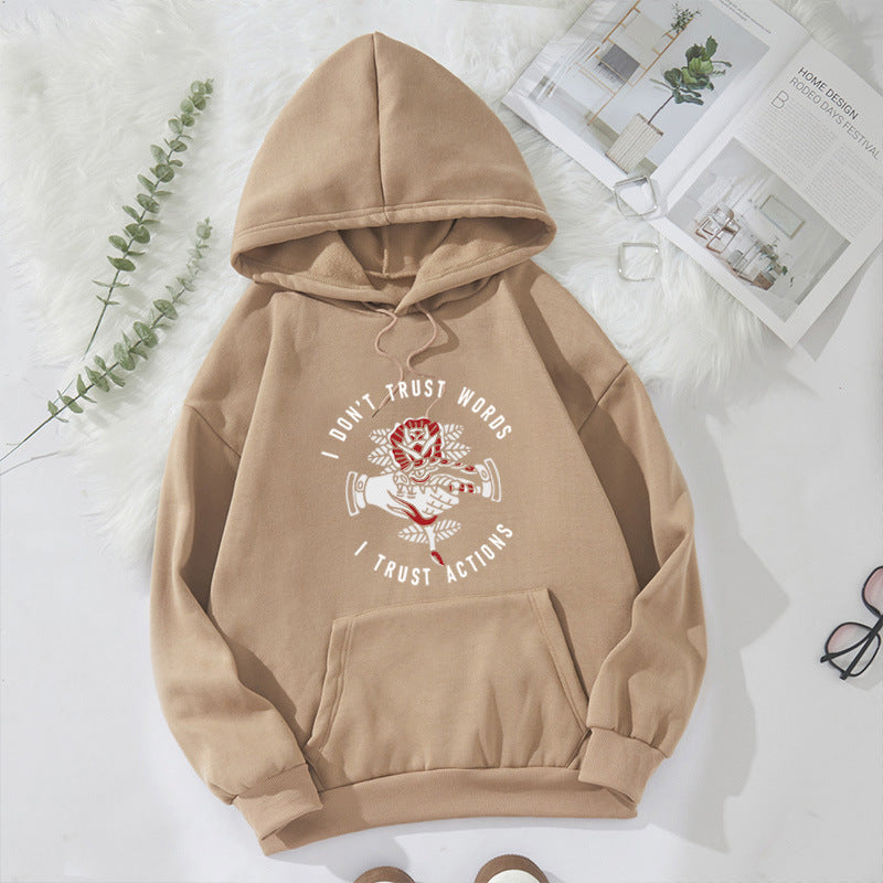 Kvinders hoodie med ekspressivt design og hyggeligt interiør Skovae