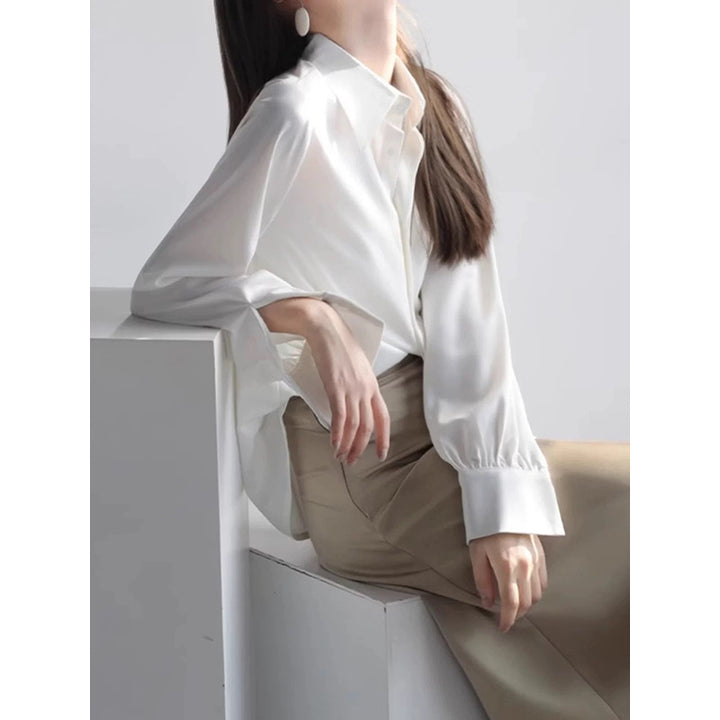 Dame elegant, flydende bluse med ædel satin-finish og raffinerede pufærmer Stilla