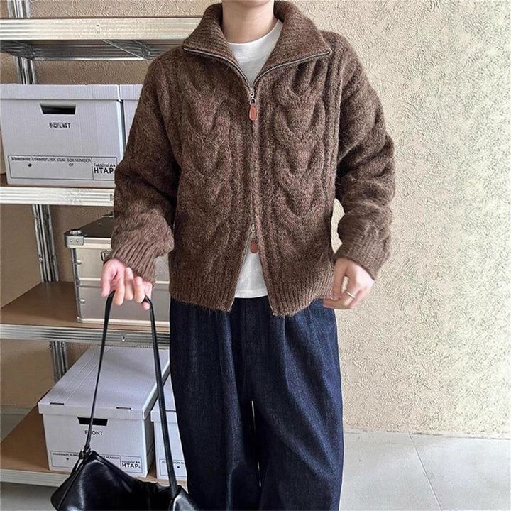 Kvinders chunky strik cardigan med stående krave og moderne kabelmønstre Stilla