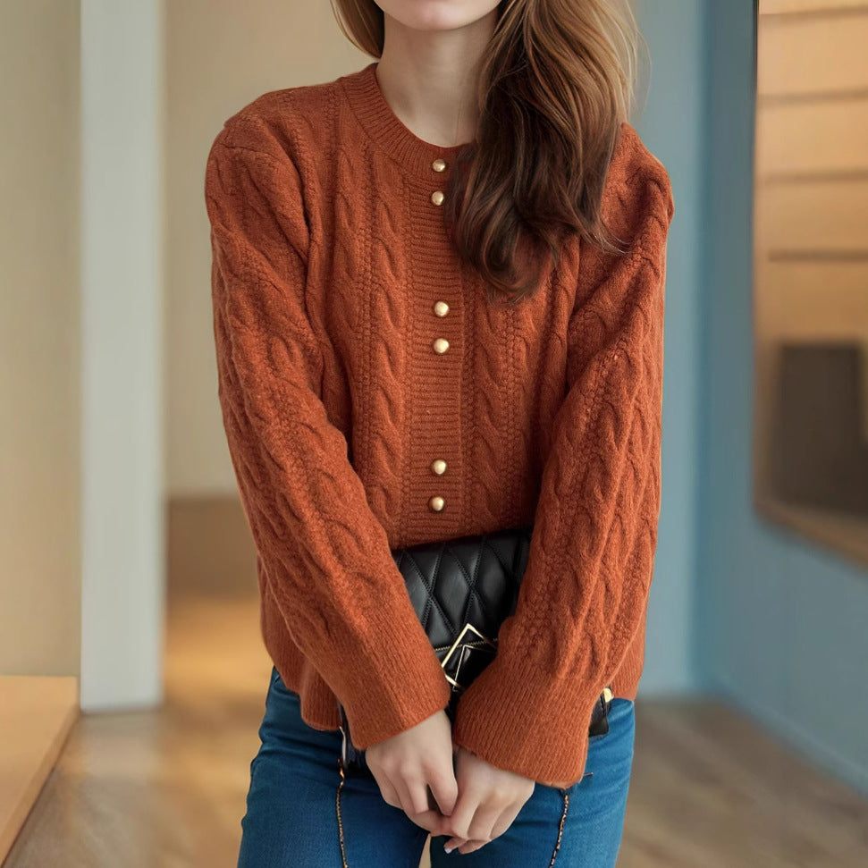 Dame cardigan med kabelmønster og elegante perleknapper Stilla