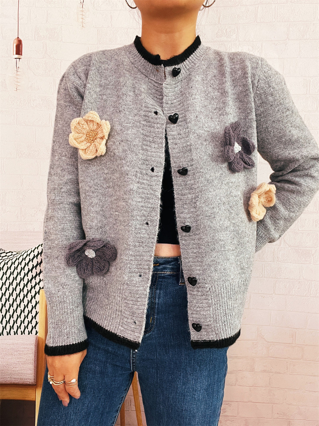 Dame cardigan med blomsterapplikationer og hjerteknapper Stilla
