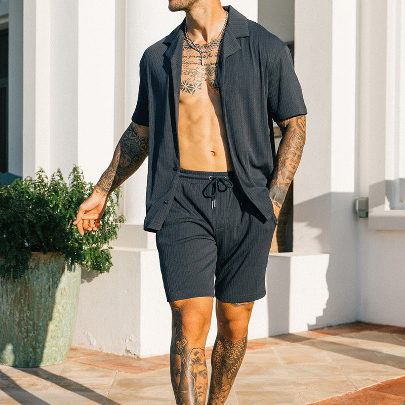Herre afslappet fritidsoutfit med kortærmet skjorte og shorts Stilla