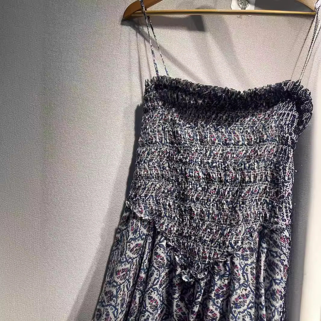 Dame minikjole med raffineret smock-design og voluminøse flæser Stilla