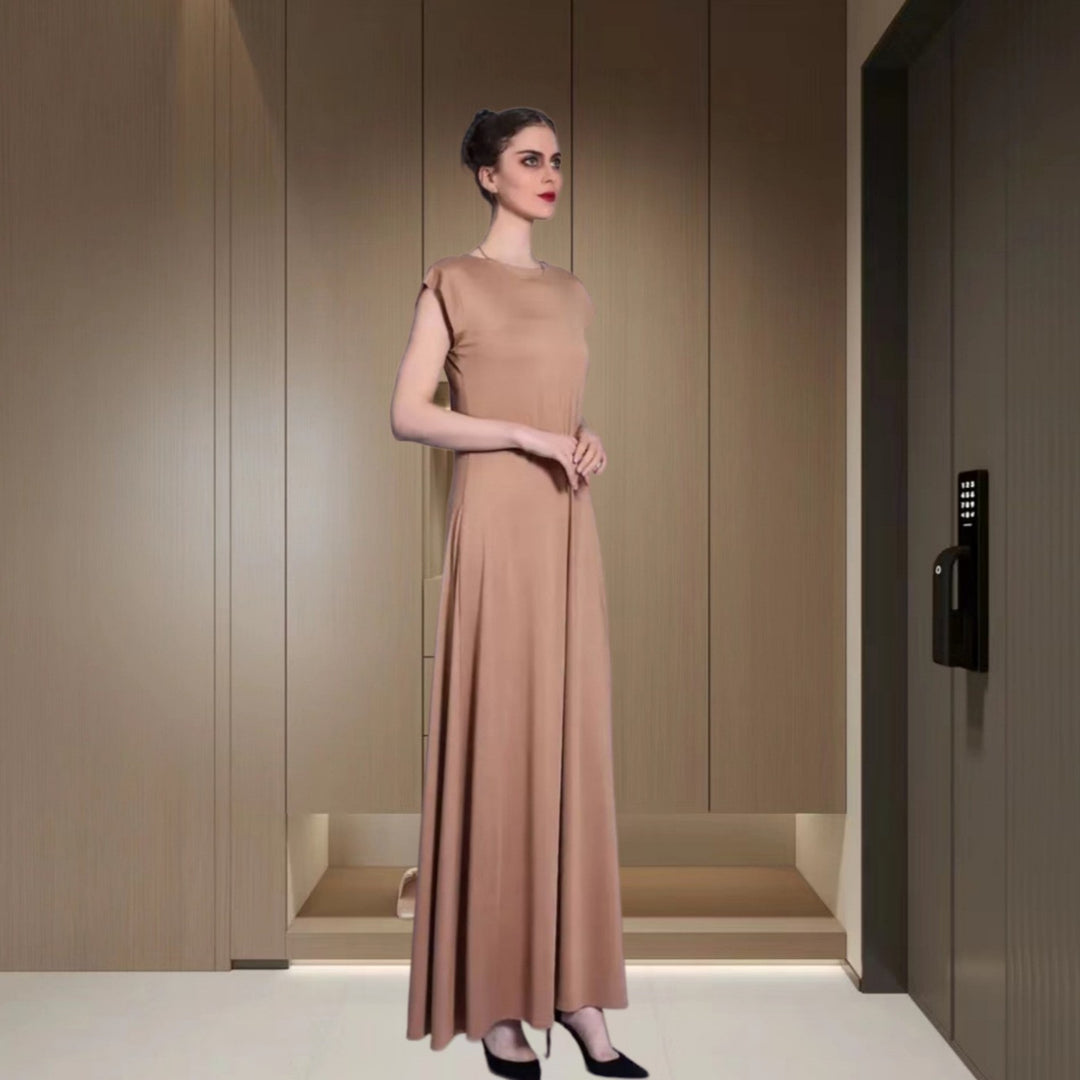 Dame maxikjole med minimalistisk design og elegant snit Stilla