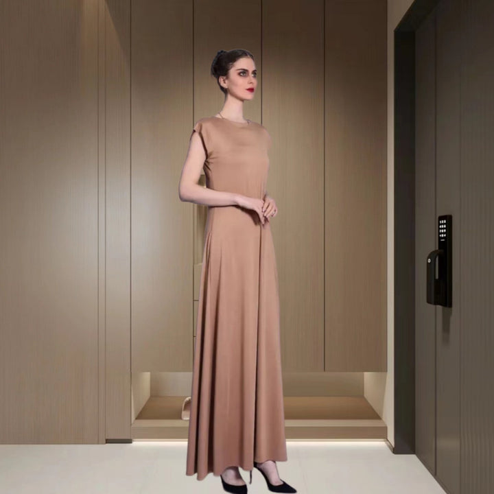 Dame maxikjole med minimalistisk design og elegant snit Stilla