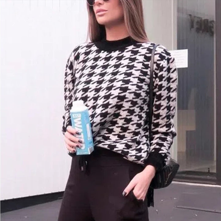 Kvinders strikket sweater med moderne houndstooth mønster og afslappet pasform Stilla
