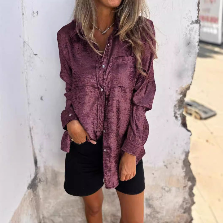 Dame satinbluse med knapdetalje og mode-strukturdesign Stilla