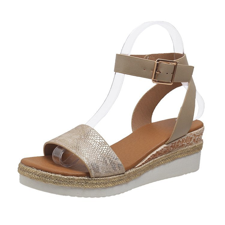 Dame Wedge-sandaler med elegant krydsrem-design og komfortabel plateau-sål Stilla