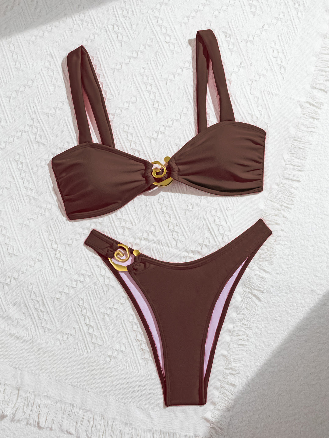 Dame Elegant skåret bikini-sæt med dekorative metallelementer Skovae