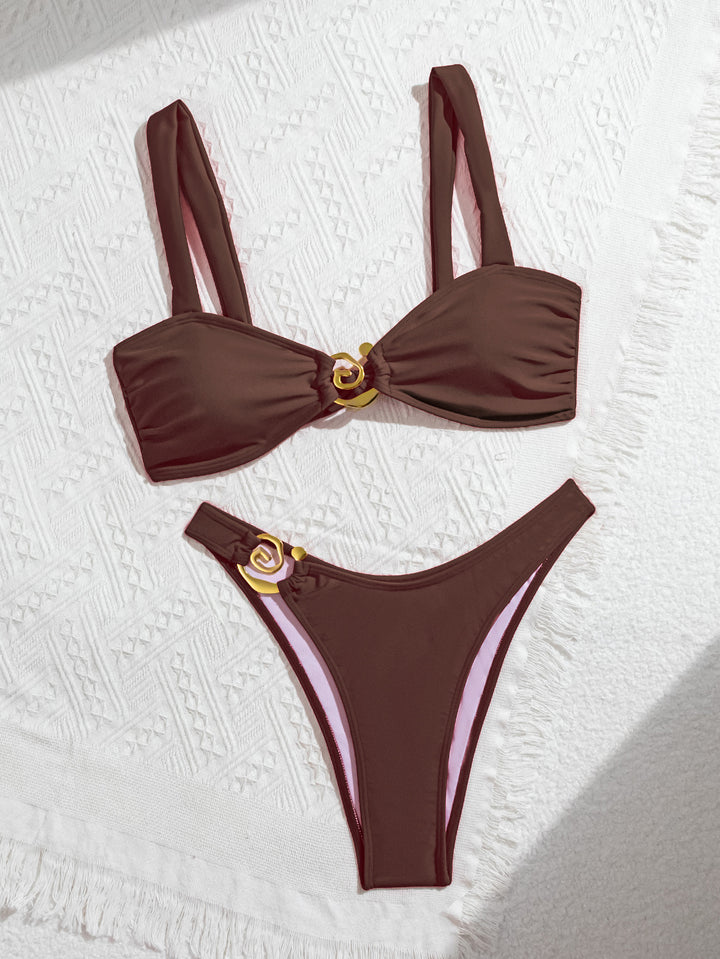 Dame Elegant skåret bikini-sæt med dekorative metallelementer Skovae