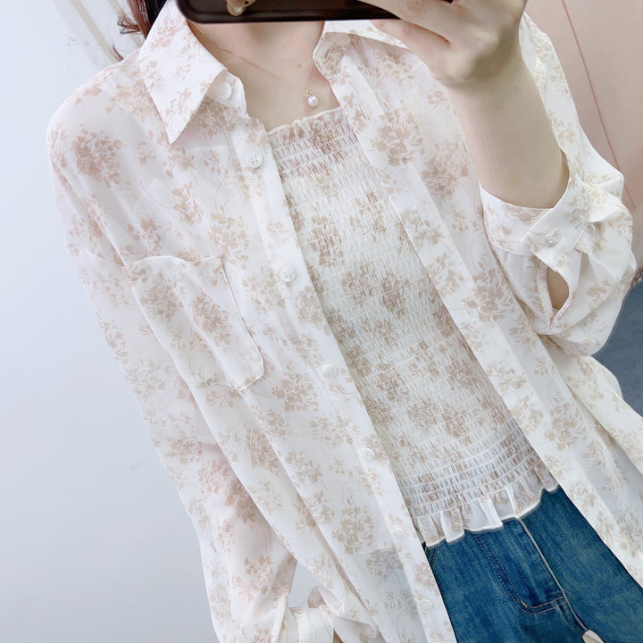 Damebluse i let chiffon med blomstermønster og løs pasform Stilla