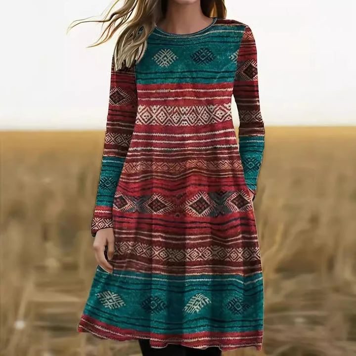 Dame Boho-inspireret langærmet kjole med farverig mønsterkombination og praktiske lommer Stilla