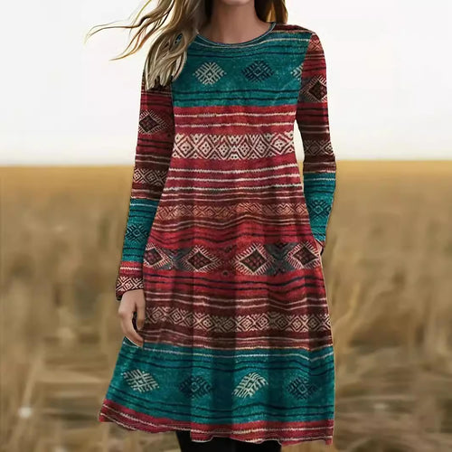 Dame Boho-inspireret langærmet kjole med farverig mønsterkombination og praktiske lommer Stilla