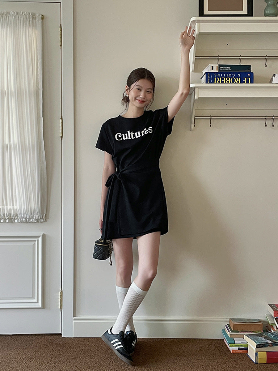 Dame stilfuld T-shirt-kjole med justerbar knude og moderigtigt print Stilla