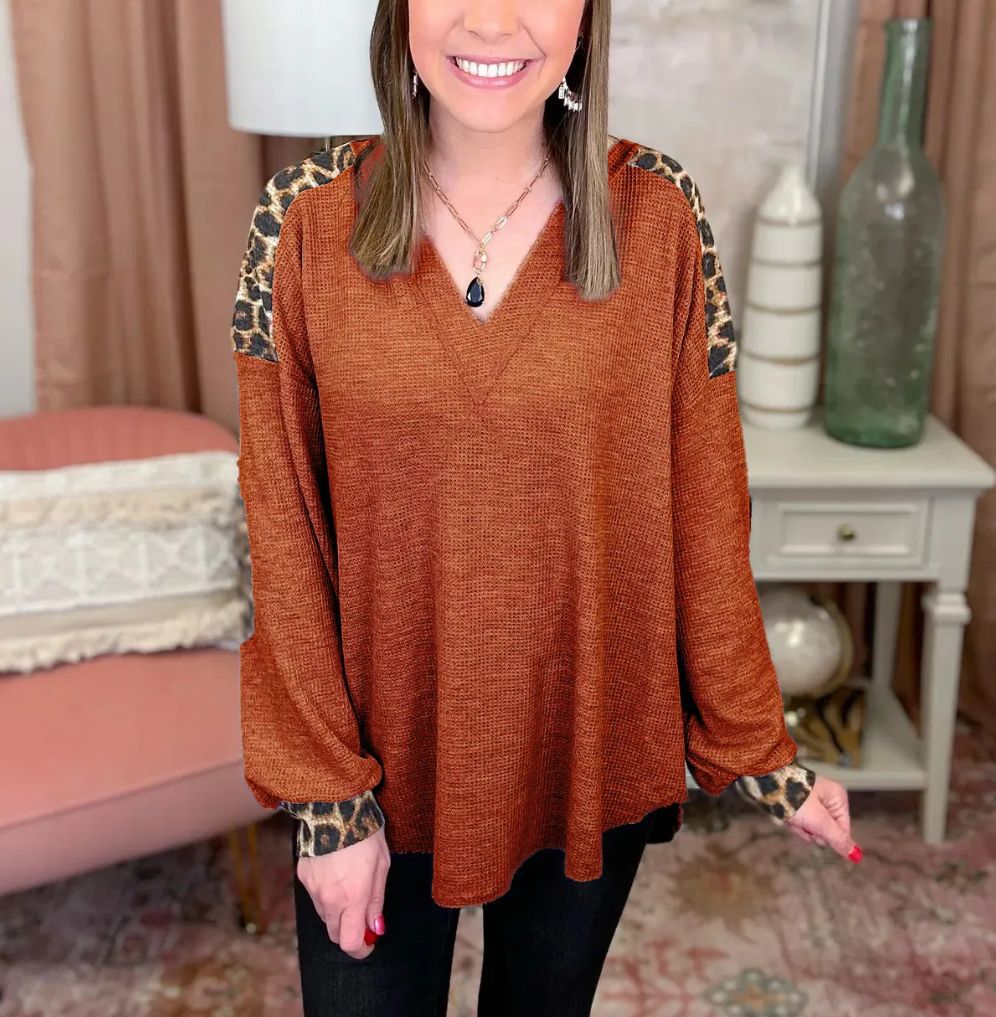 Dame afslappet V-hals bluse med dyreprint Stilla