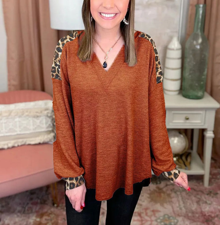 Dame afslappet V-hals bluse med dyreprint Stilla