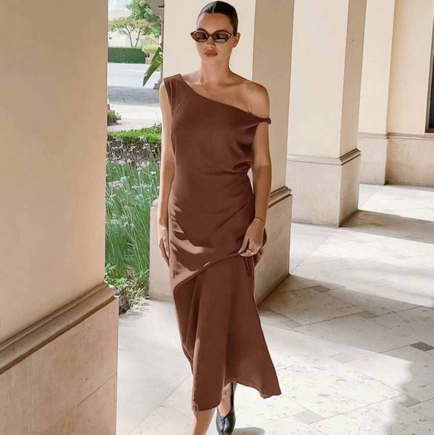 Dame maxikjole med asymmetrisk snit og elegant single-shoulder design Stilla