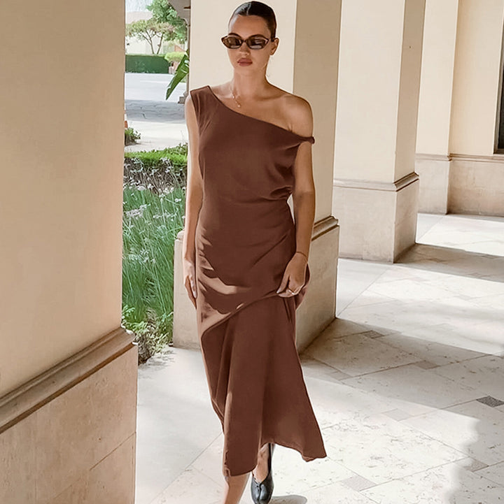 Dame maxikjole med asymmetrisk snit og elegant single-shoulder design Stilla