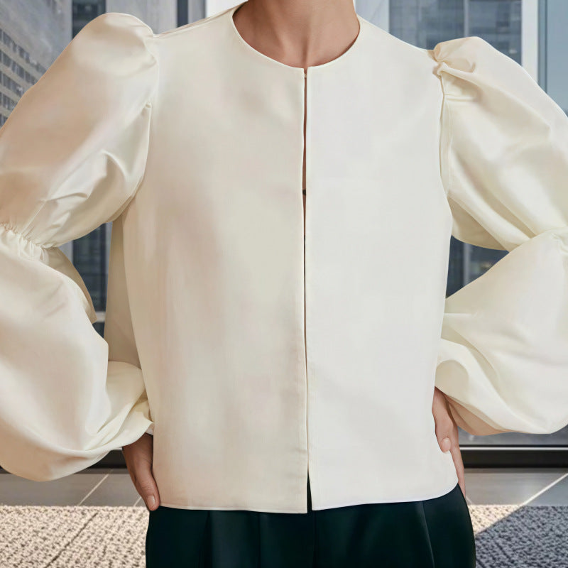 Damebluse med voluminøse ærmer og elegant snit Stilla