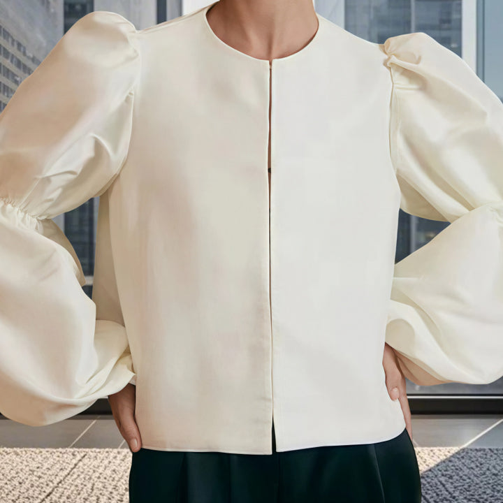 Damebluse med voluminøse ærmer og elegant snit Stilla