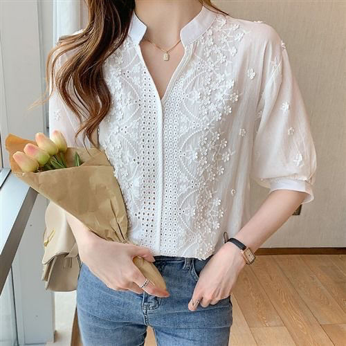 Damebluse med blomsterbroderi og halvlange ærmer Stilla