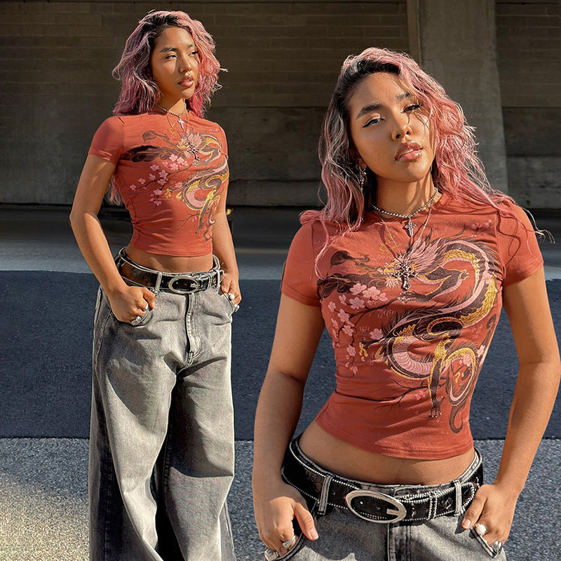 Dame T-shirt med kultiveret trykdesign og tætsiddende snit Skovae