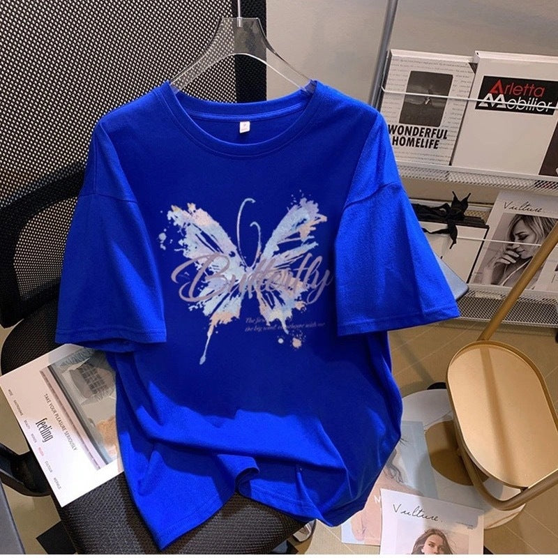 Dame T-shirt med kunstnerisk sommerfugletryk og inspirerende tekst Stilla