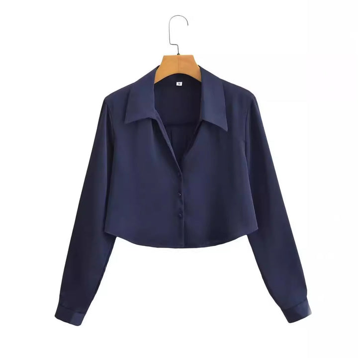 Dame cropped bluse med elegant krave og knapdetaljer Stilla