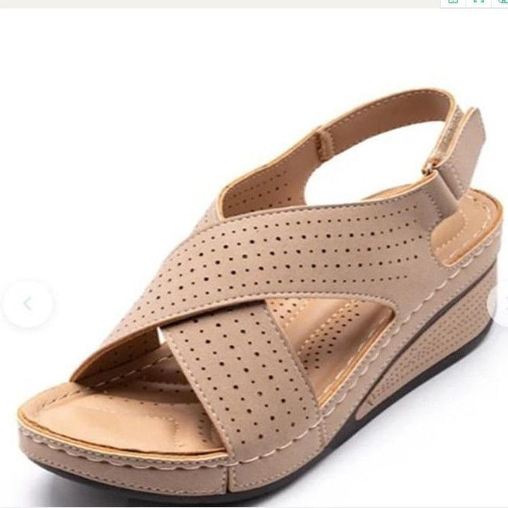 Dame Wedge-sandaletter med perforerede detaljer og justerbar rem Stilla