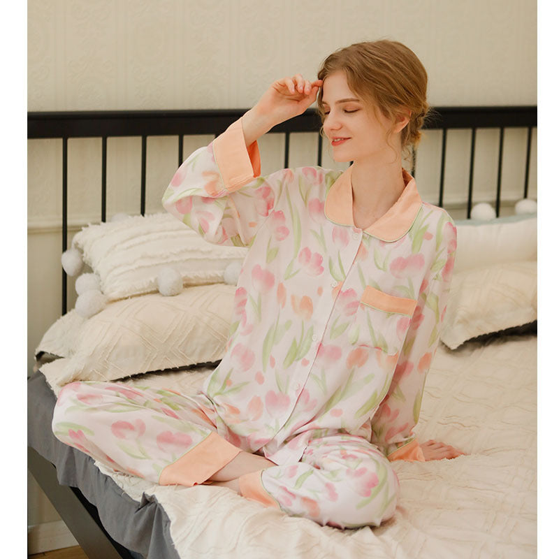 Dame pyjamasæt i luftig, åndbart materiale med blomstermønster og elegant snit Stilla