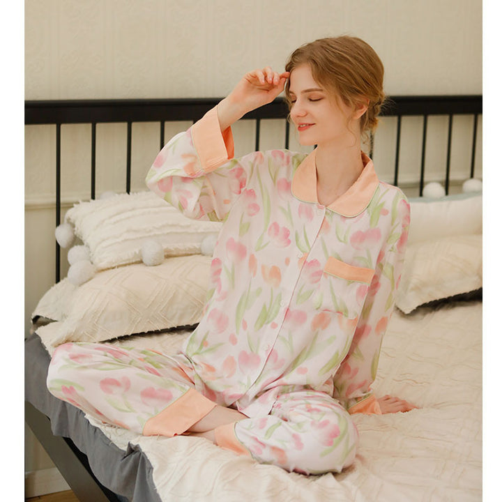 Dame pyjamasæt i luftig, åndbart materiale med blomstermønster og elegant snit Stilla