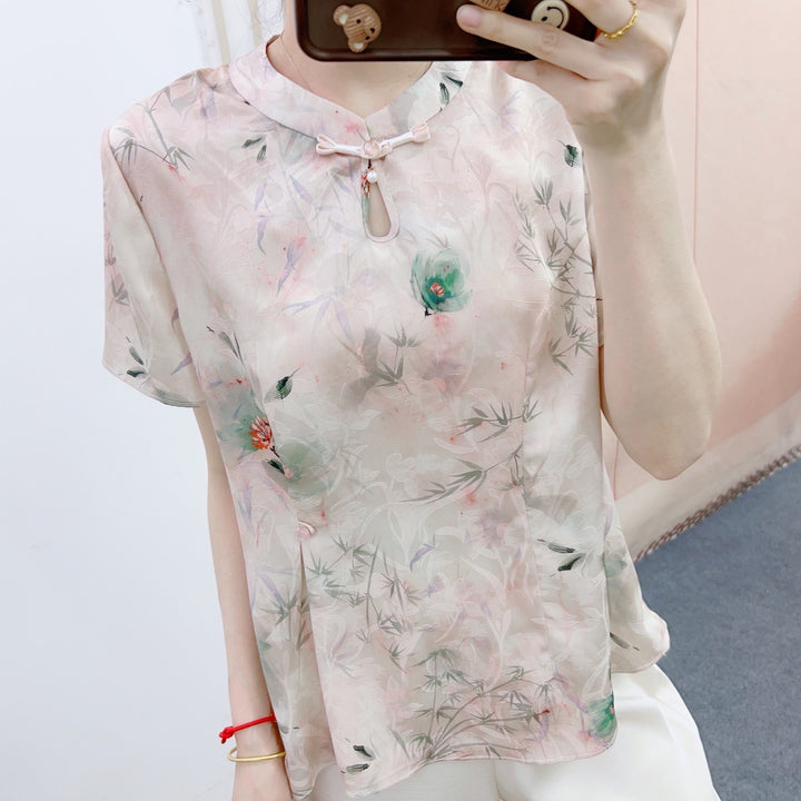 Dame bluse-bukse-sæt med floralt design og elegante detaljer Stilla
