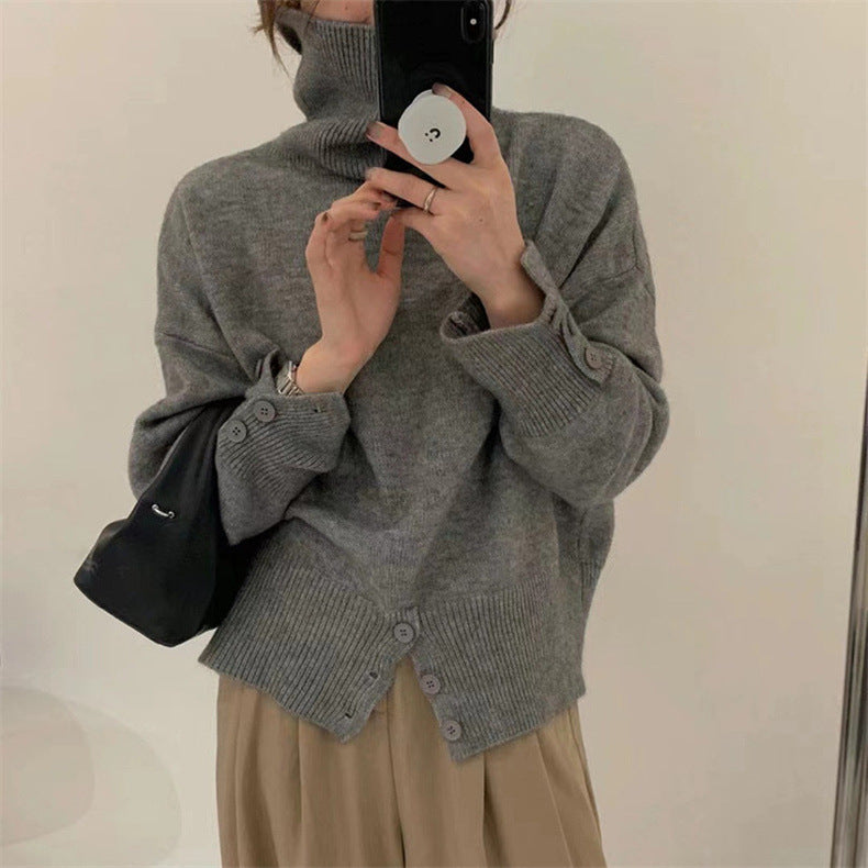Kvinders rullekrave sweater med knapdetaljer og blødt materiale Stilla