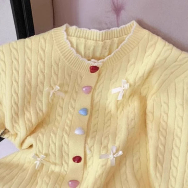 Kvinders chunky strik cardigan med legende knapdetaljer og sløjfer
