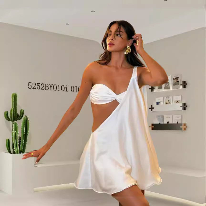Dame asymmetrisk strandkjole med elegant stropdesign og flydende materiale Stilla
