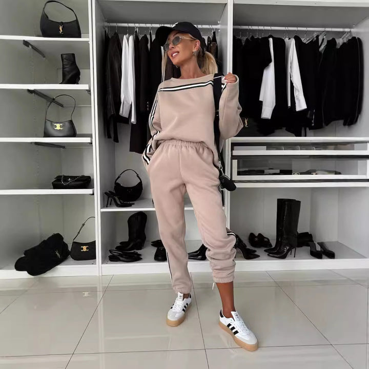 Kvinders sportstøj sæt med komfortabel sweatshirt og elastiske joggingbukser Skovae