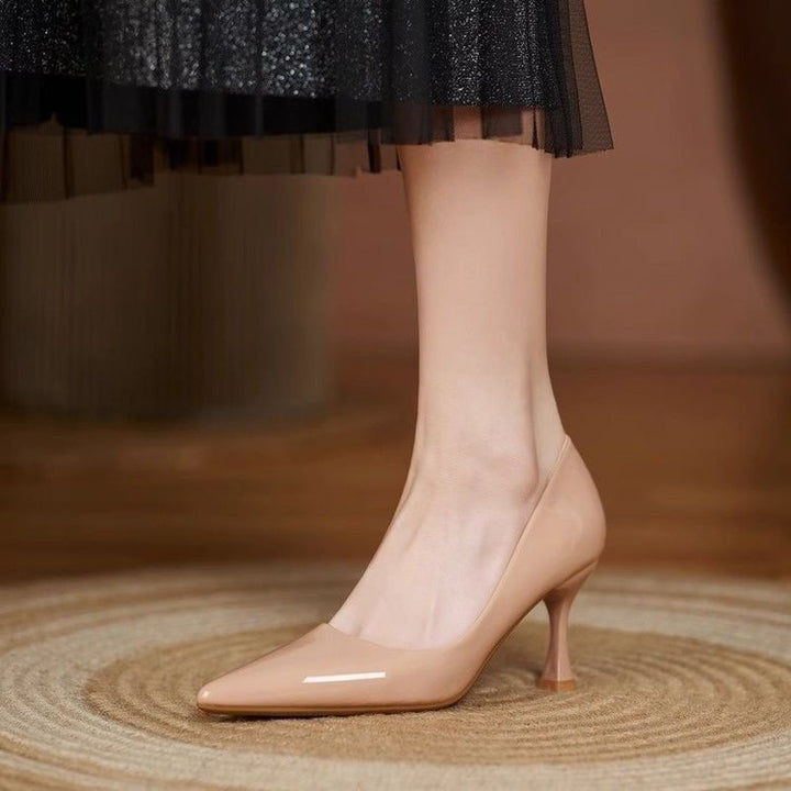 Dame elegante højhælede sko med skinnende lackoverflade og usædvanlig hæl Stilla