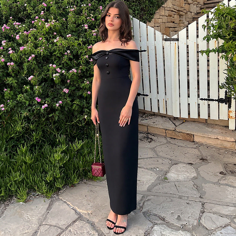 Damer Damerud Maxi-kjole med off-shoulder design og elegante knapdetaljer Skovae