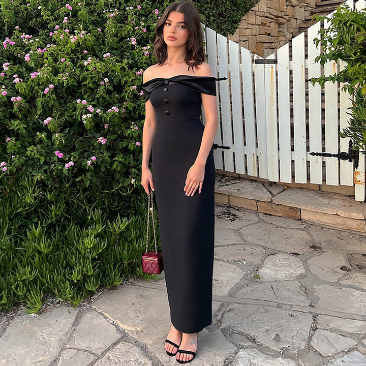 Damer Damerud Maxi-kjole med off-shoulder design og elegante knapdetaljer Skovae
