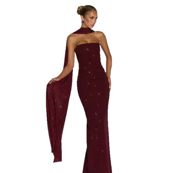 Kvinder elegant aftenkjole med glitrende pailletter og off-shoulder design