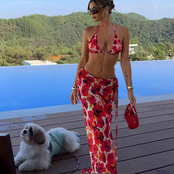 Kvinders bikini sæt med elegant indpakningshåndklæde og blomsterdesign