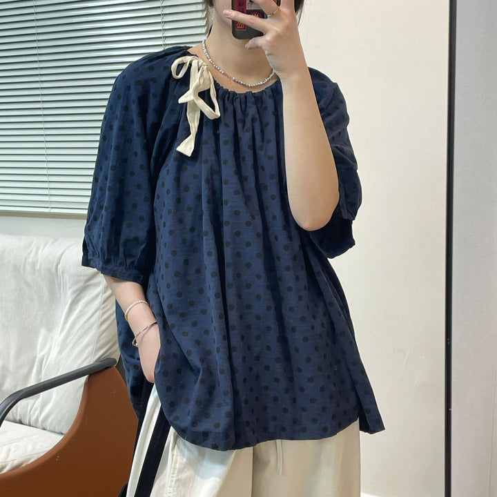 Femme Relaxed Fit Polka Dot Bluse med Flæsekant Stilla
