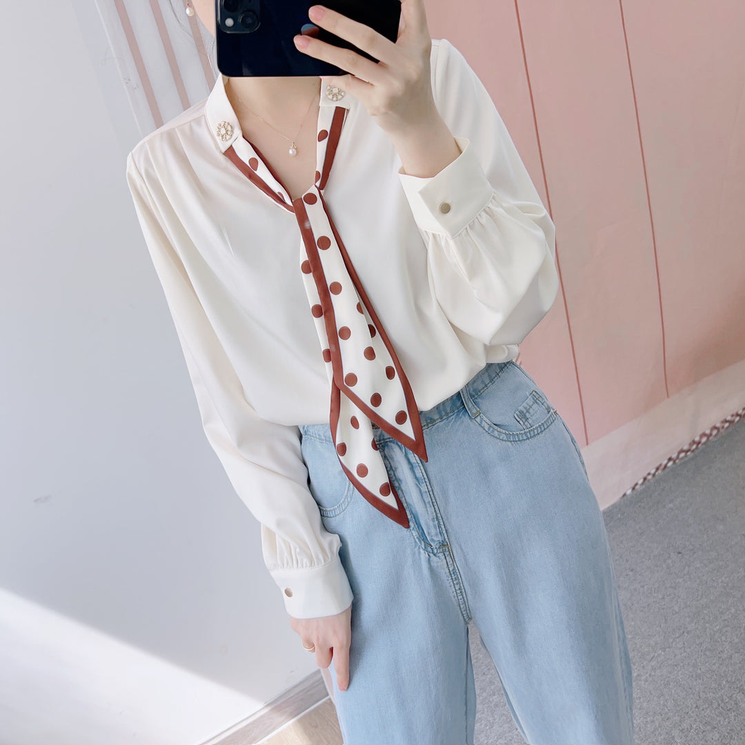 Damebluse med dekorativt bånd og fashionable puffærmer Stilla