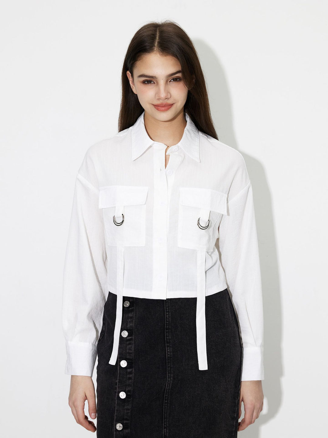 Kvinders cropped skjorte bluse med praktiske lommer og moderne detaljer Stilla