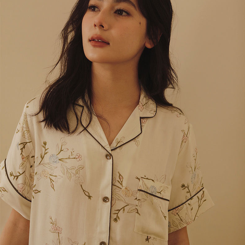 Dame Satin Pyjamasæt med floralt mønster og elegant snit Stilla